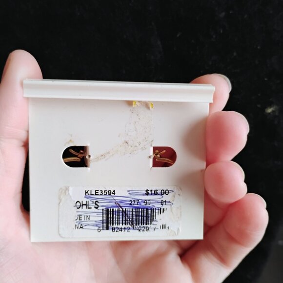 Daisy Fuentes Leaf hoop earrings - Picture 2 of 2